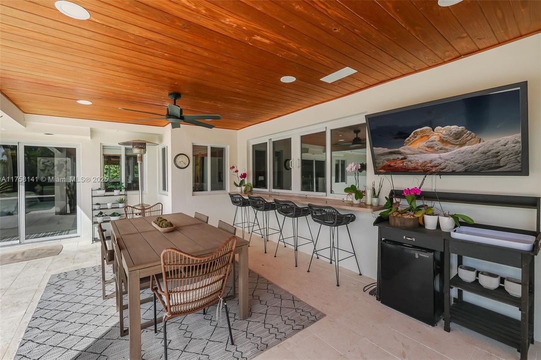 Recently Sold: $2,150,000 (5 beds, 3 baths, 2876 Square Feet)