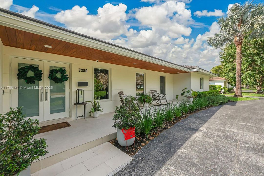 Recently Sold: $2,150,000 (5 beds, 3 baths, 2876 Square Feet)