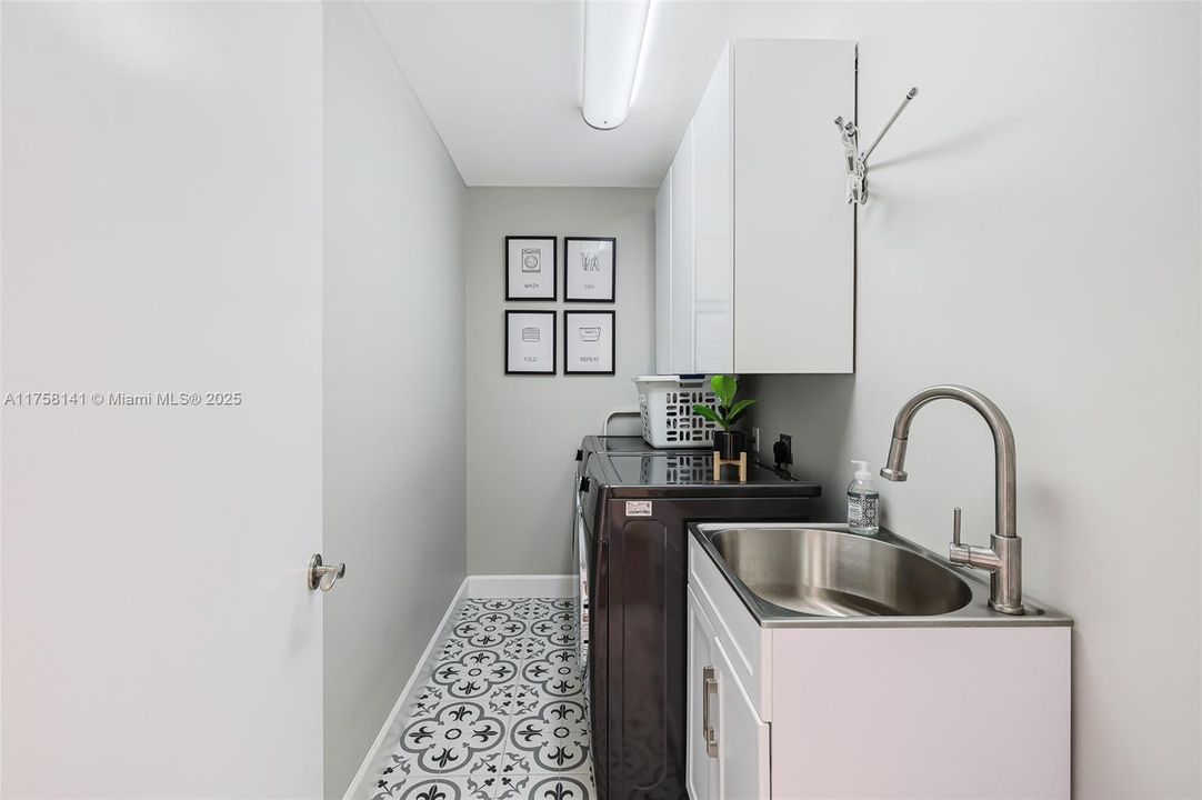 Recently Sold: $2,150,000 (5 beds, 3 baths, 2876 Square Feet)