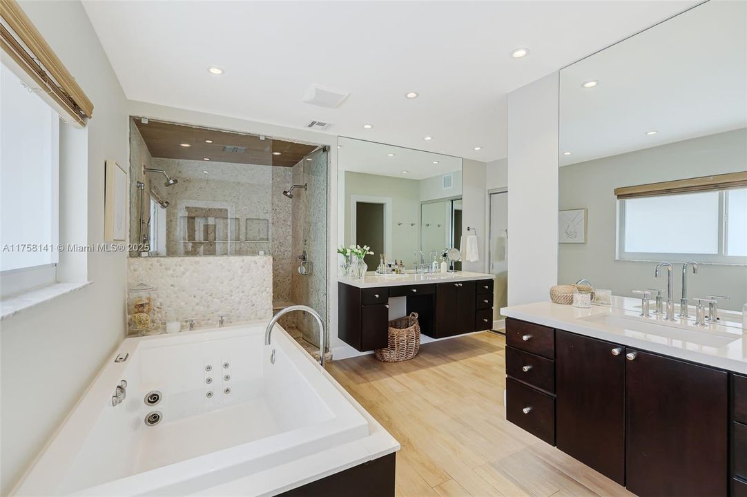 Recently Sold: $2,150,000 (5 beds, 3 baths, 2876 Square Feet)