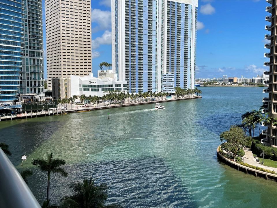 For Sale: $1,125,000 (2 beds, 2 baths, 1325 Square Feet)