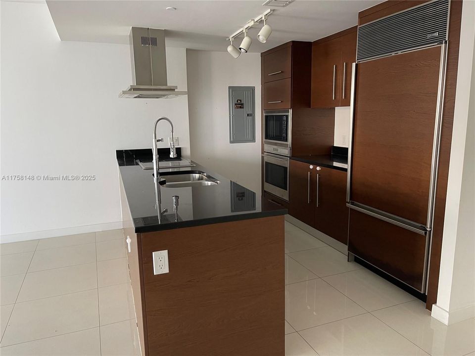 For Sale: $1,125,000 (2 beds, 2 baths, 1325 Square Feet)