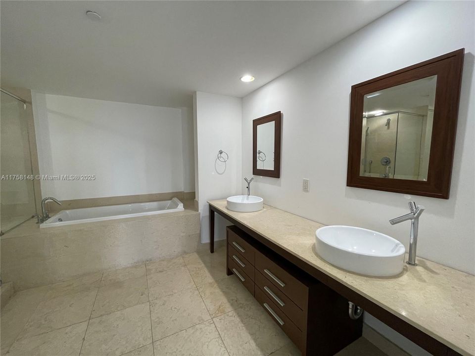 For Sale: $1,125,000 (2 beds, 2 baths, 1325 Square Feet)