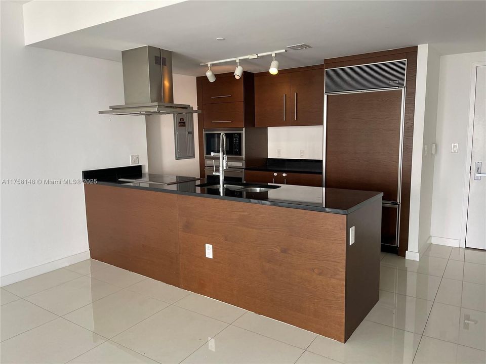 For Sale: $1,125,000 (2 beds, 2 baths, 1325 Square Feet)
