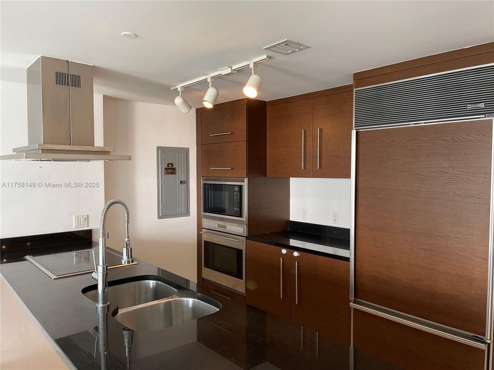 For Sale: $1,125,000 (2 beds, 2 baths, 1325 Square Feet)