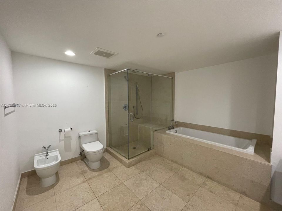 For Sale: $1,125,000 (2 beds, 2 baths, 1325 Square Feet)