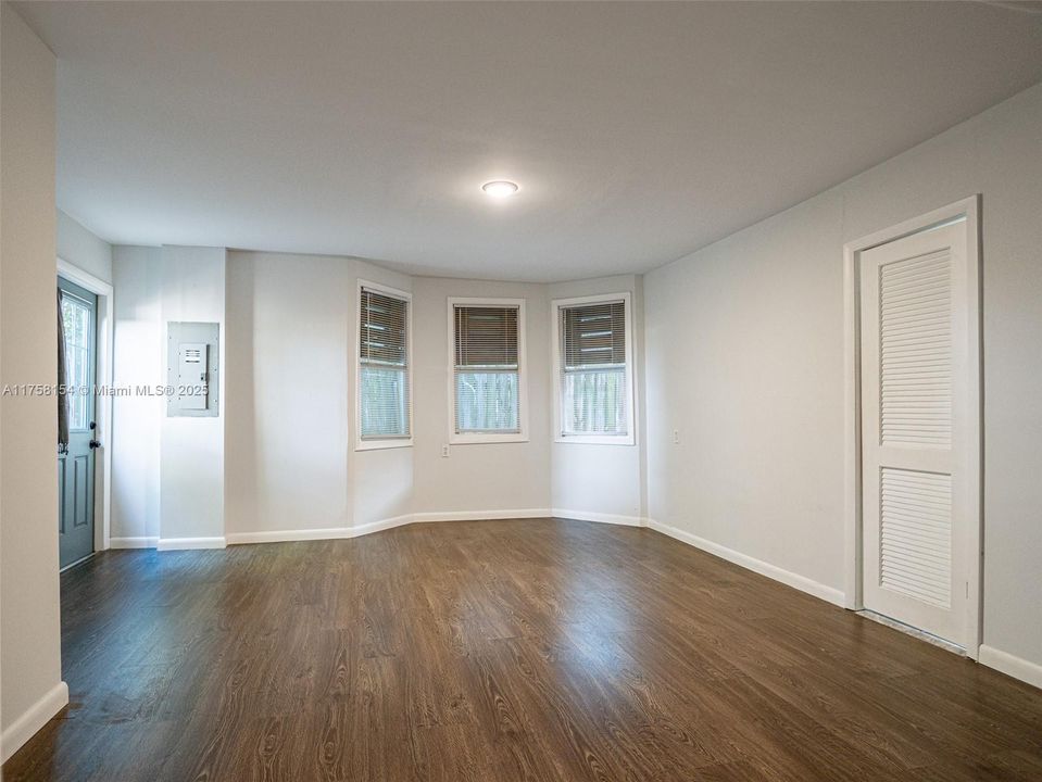 Недавно продано: $324,999 (3 спален, 2 ванн, 2076 Квадратных фут)