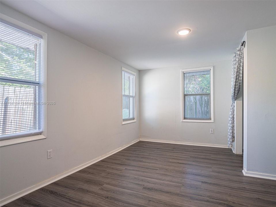 Недавно продано: $324,999 (3 спален, 2 ванн, 2076 Квадратных фут)