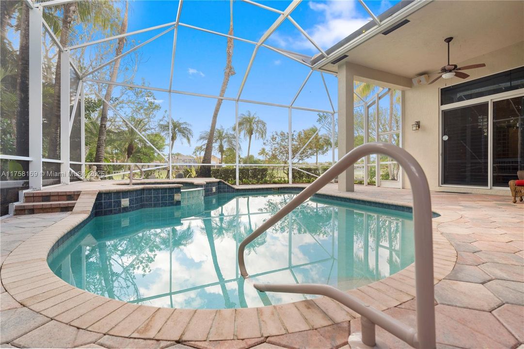 最近售出: $975,000 (3 贝兹, 3 浴室, 3046 平方英尺)