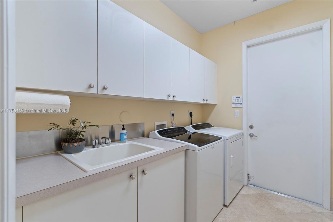 最近售出: $975,000 (3 贝兹, 3 浴室, 3046 平方英尺)