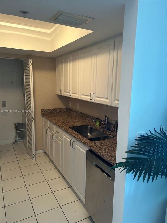 For Sale: $725,000 (1 beds, 1 baths, 740 Square Feet)