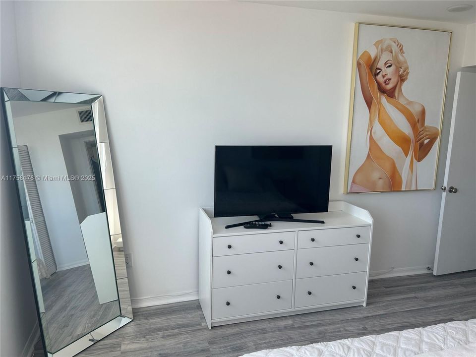 For Sale: $725,000 (1 beds, 1 baths, 740 Square Feet)