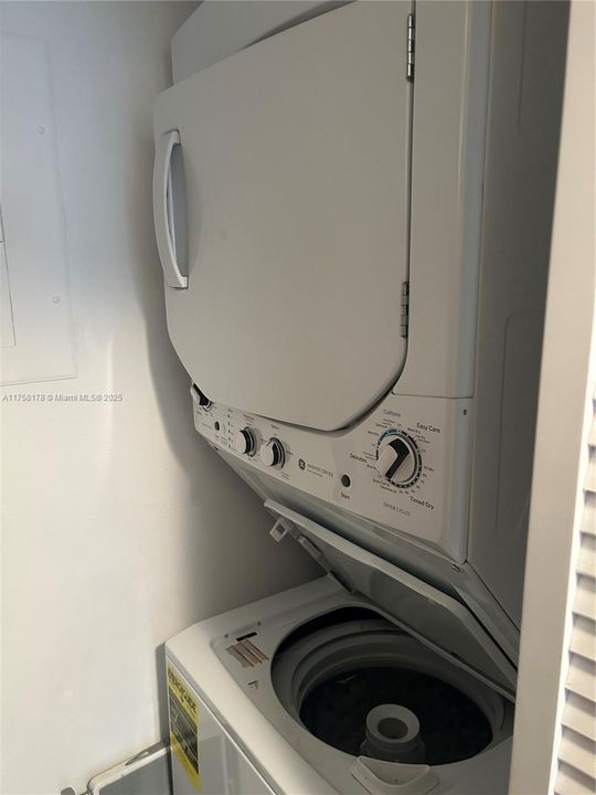 For Sale: $725,000 (1 beds, 1 baths, 740 Square Feet)