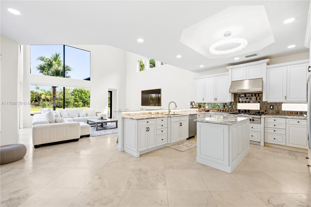 最近售出: $1,340,000 (5 贝兹, 4 浴室, 4240 平方英尺)