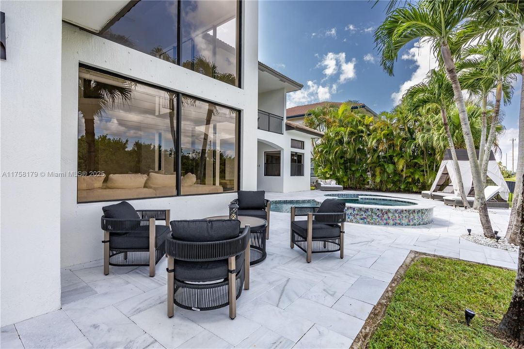 最近售出: $1,340,000 (5 贝兹, 4 浴室, 4240 平方英尺)