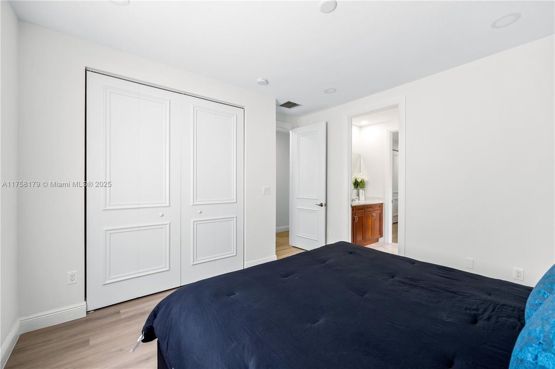 最近售出: $1,340,000 (5 贝兹, 4 浴室, 4240 平方英尺)