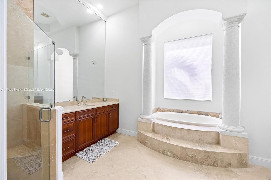 最近售出: $1,340,000 (5 贝兹, 4 浴室, 4240 平方英尺)