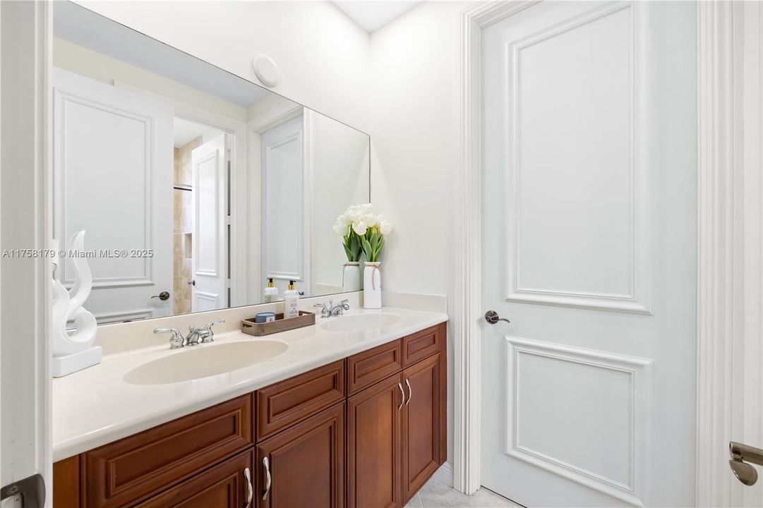 最近售出: $1,340,000 (5 贝兹, 4 浴室, 4240 平方英尺)