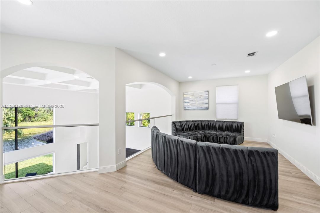 最近售出: $1,340,000 (5 贝兹, 4 浴室, 4240 平方英尺)