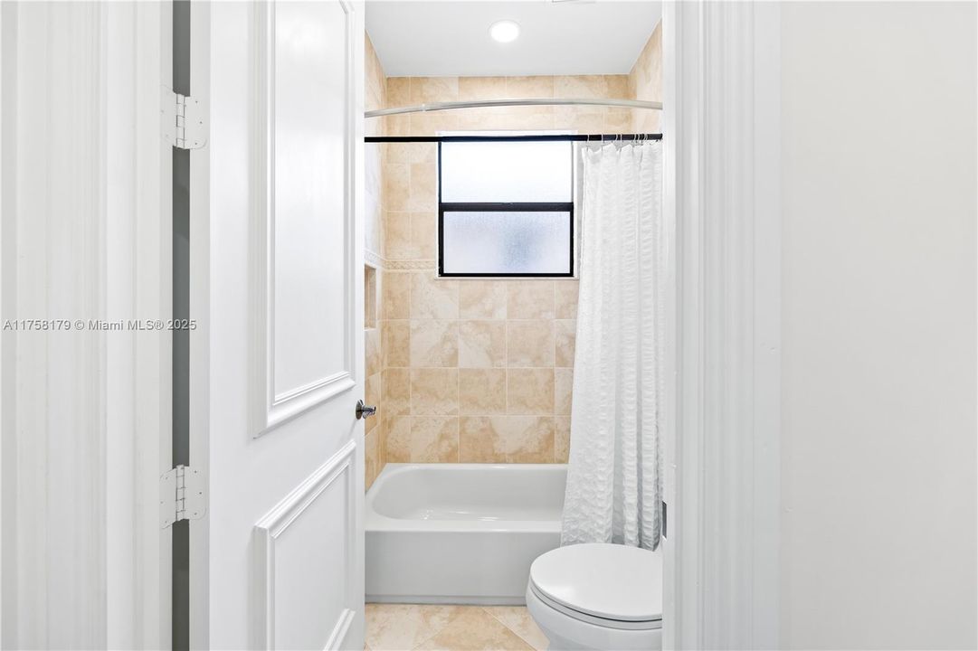 最近售出: $1,340,000 (5 贝兹, 4 浴室, 4240 平方英尺)