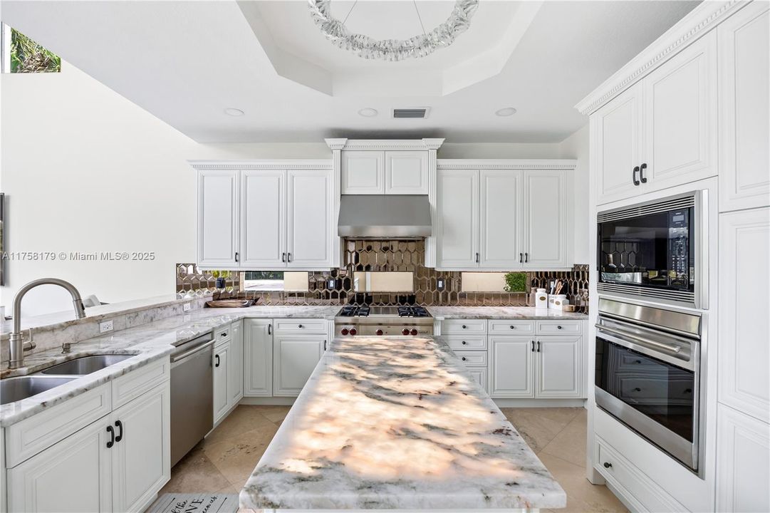 最近售出: $1,340,000 (5 贝兹, 4 浴室, 4240 平方英尺)