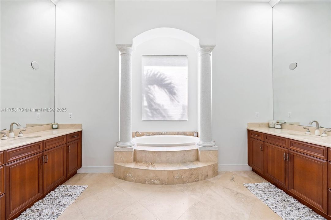 最近售出: $1,340,000 (5 贝兹, 4 浴室, 4240 平方英尺)