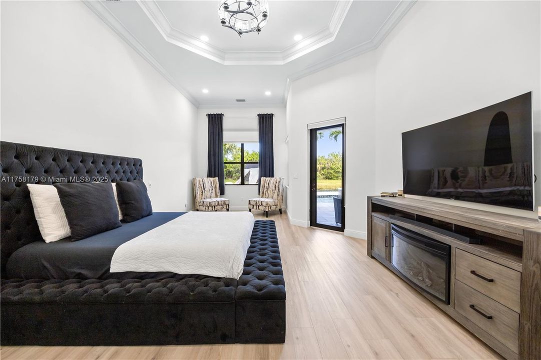 最近售出: $1,340,000 (5 贝兹, 4 浴室, 4240 平方英尺)