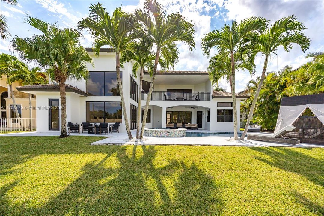 最近售出: $1,340,000 (5 贝兹, 4 浴室, 4240 平方英尺)