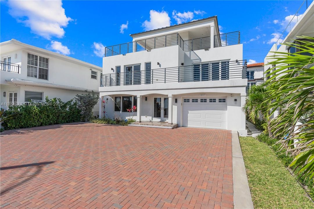 For Rent: $15,000 (5 beds, 5 baths, 2926 Square Feet)