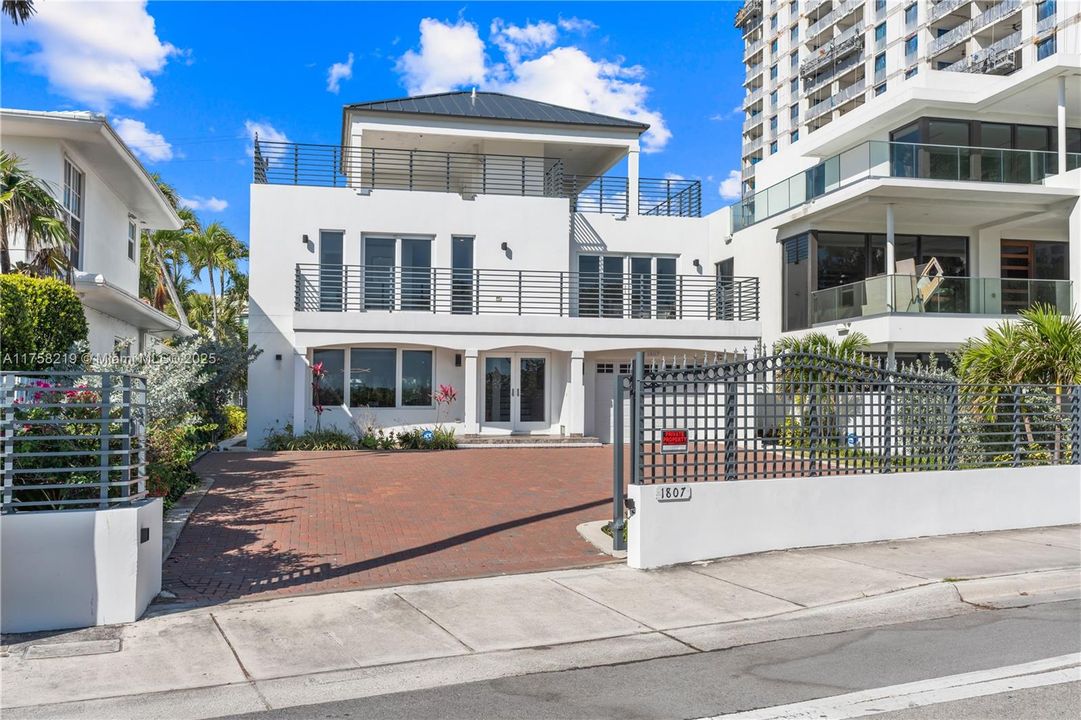 For Rent: $15,000 (5 beds, 5 baths, 2926 Square Feet)