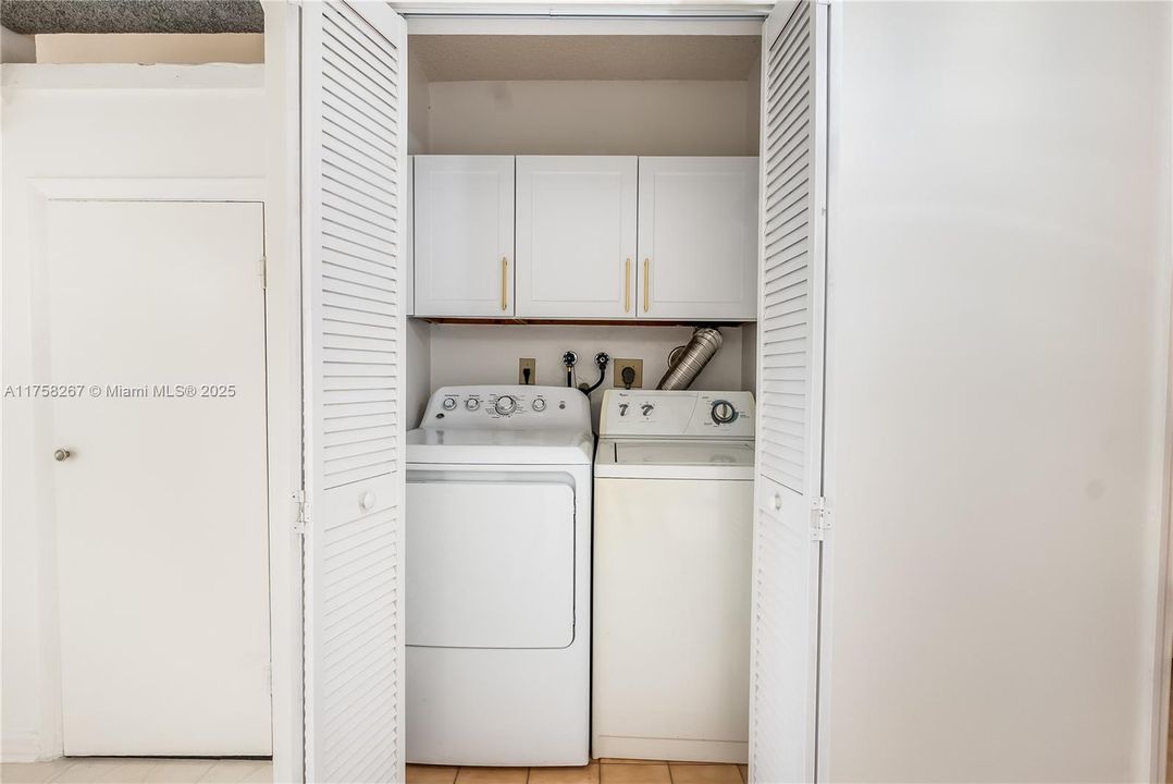 For Sale: $345,000 (2 beds, 2 baths, 1343 Square Feet)