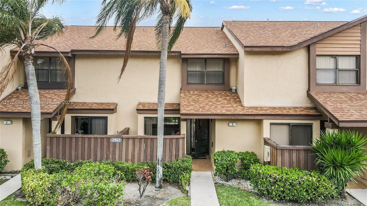 For Sale: $345,000 (2 beds, 2 baths, 1343 Square Feet)