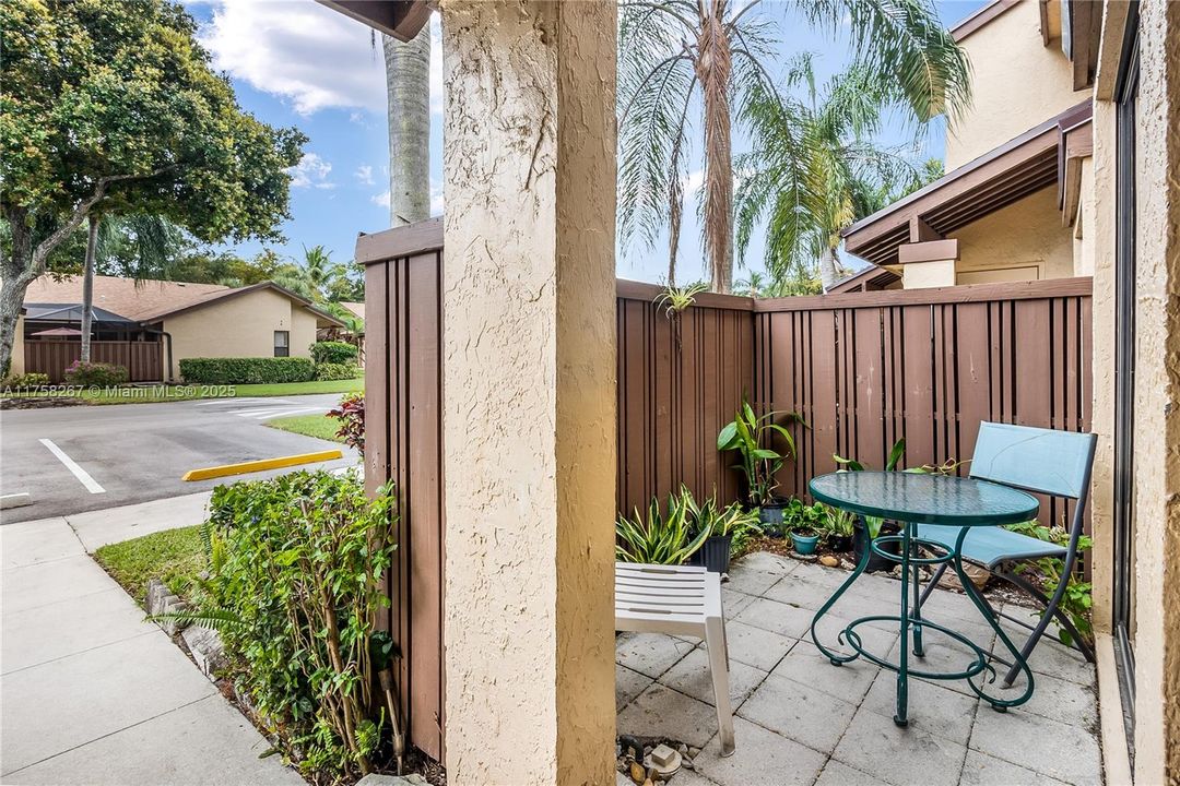 For Sale: $345,000 (2 beds, 2 baths, 1343 Square Feet)
