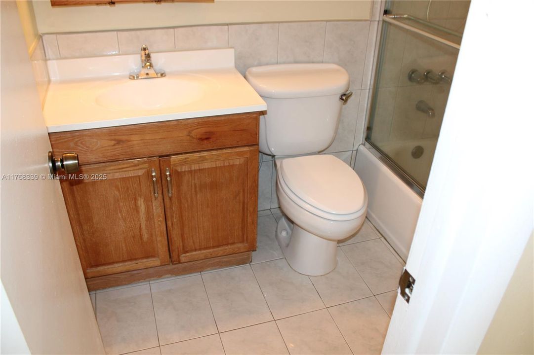 Vendido Recientemente: $450,000 (3 camas, 2 baños, 1243 Pies cuadrados)