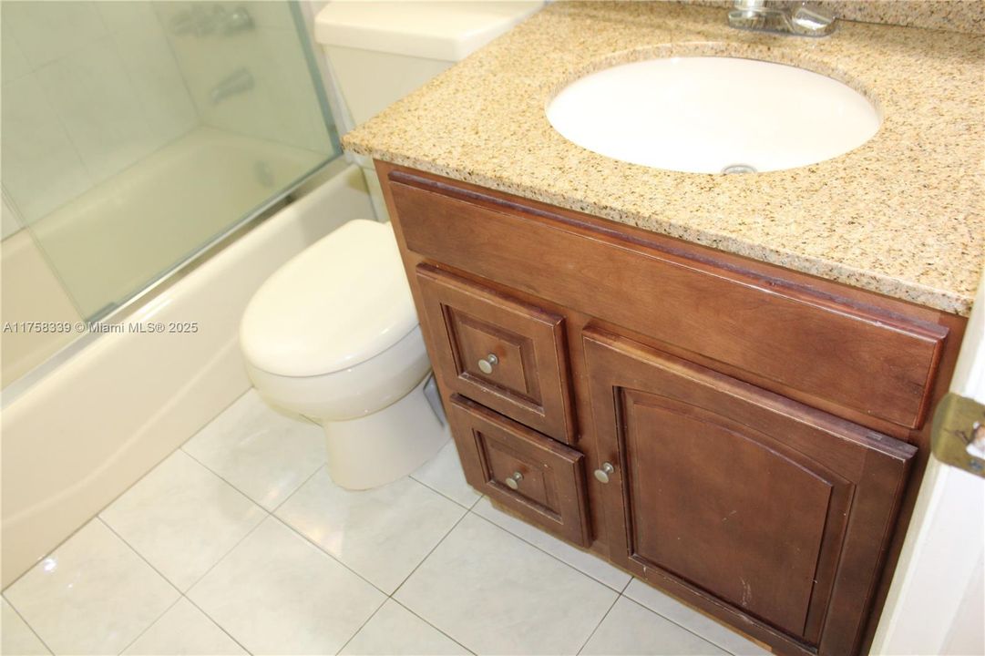 Vendido Recientemente: $450,000 (3 camas, 2 baños, 1243 Pies cuadrados)