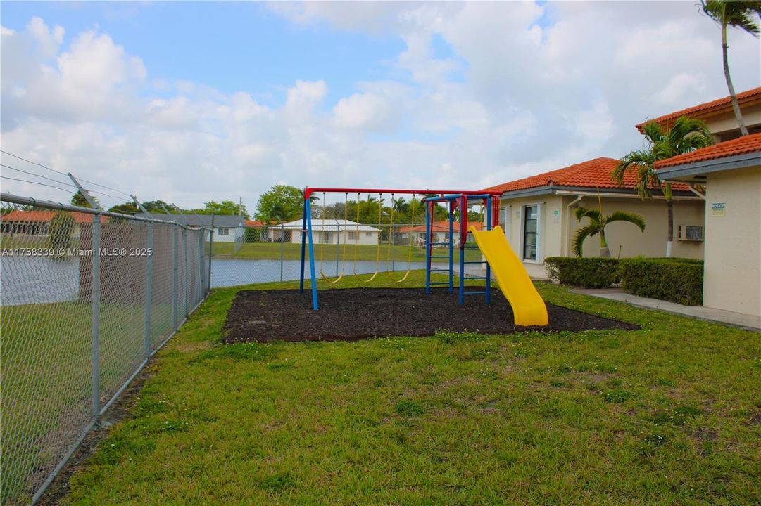 Vendido Recientemente: $450,000 (3 camas, 2 baños, 1243 Pies cuadrados)