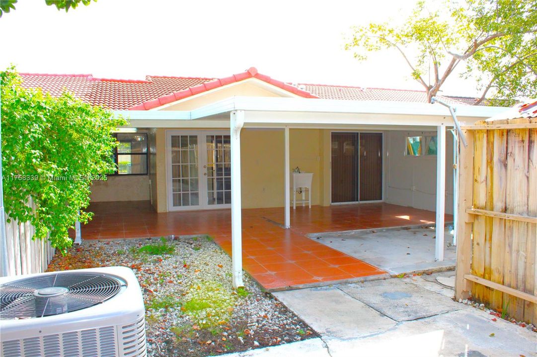 Vendido Recientemente: $450,000 (3 camas, 2 baños, 1243 Pies cuadrados)