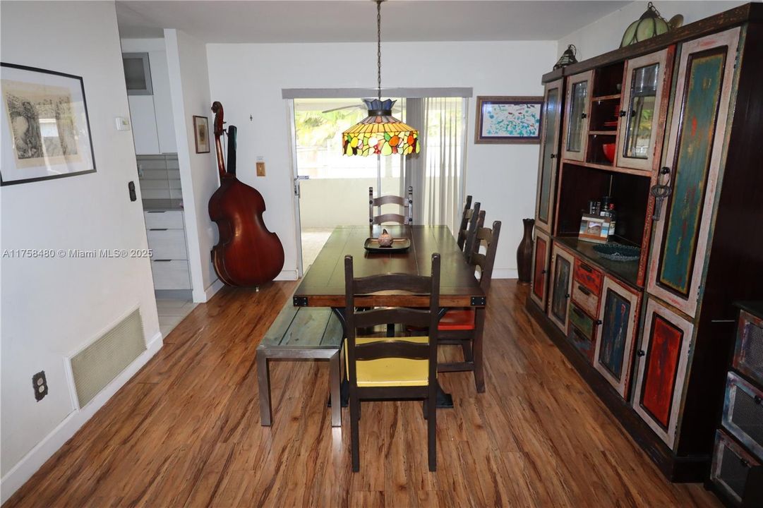 Activo con contrato: $615,000 (4 camas, 2 baños, 1357 Pies cuadrados)