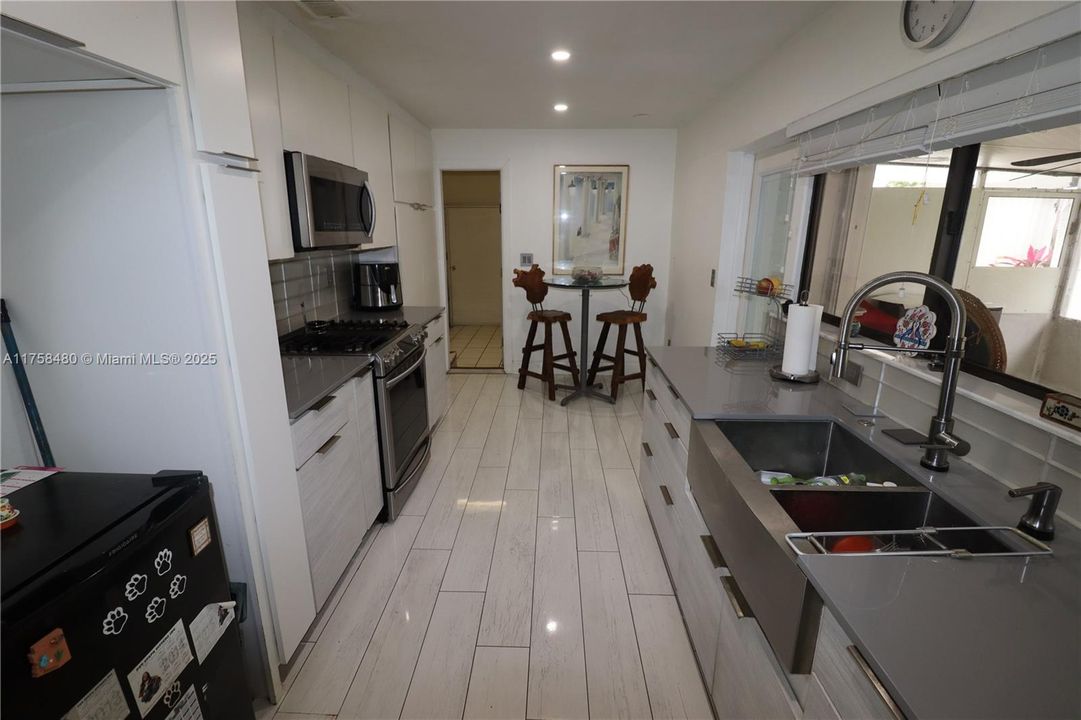 Activo con contrato: $615,000 (4 camas, 2 baños, 1357 Pies cuadrados)