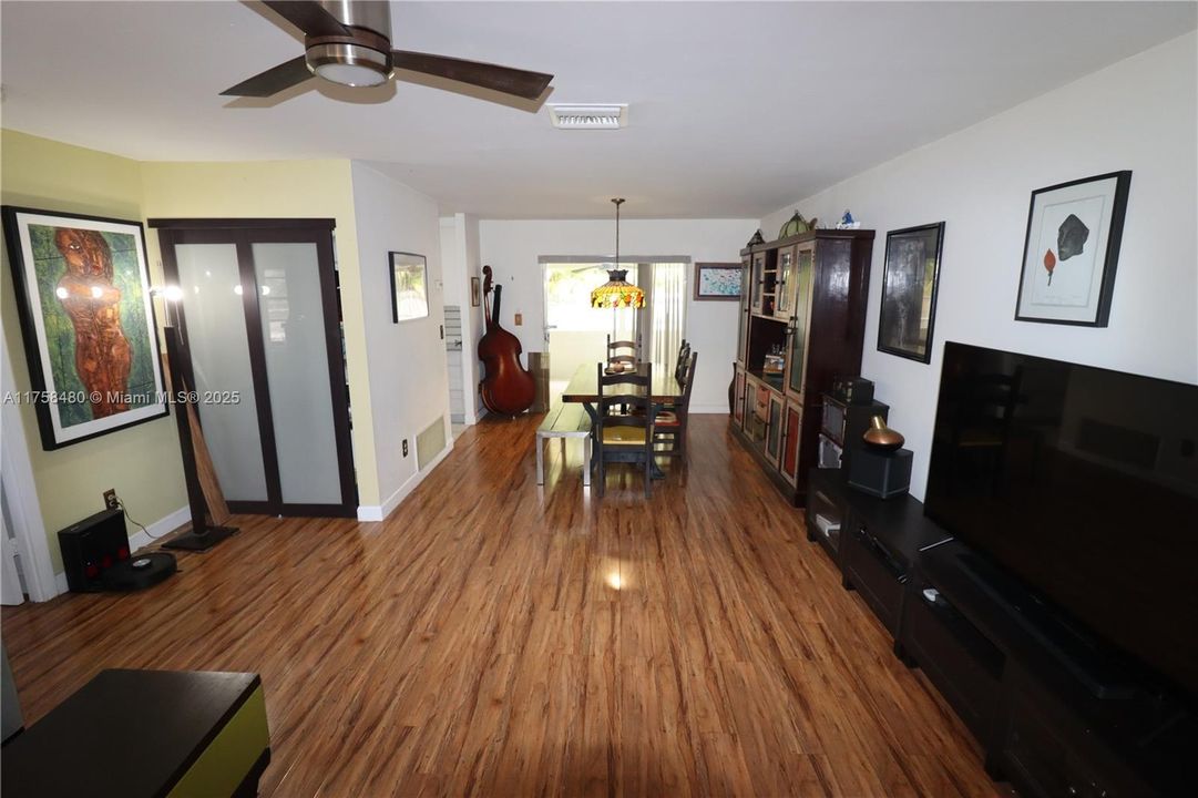 Activo con contrato: $615,000 (4 camas, 2 baños, 1357 Pies cuadrados)