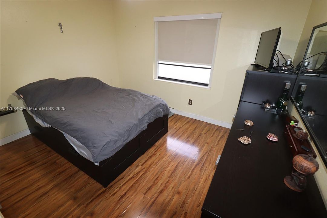 Activo con contrato: $615,000 (4 camas, 2 baños, 1357 Pies cuadrados)