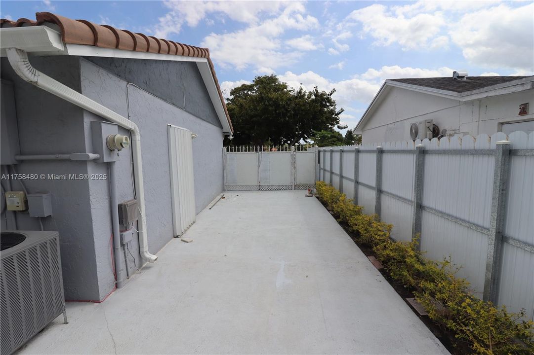 Activo con contrato: $615,000 (4 camas, 2 baños, 1357 Pies cuadrados)