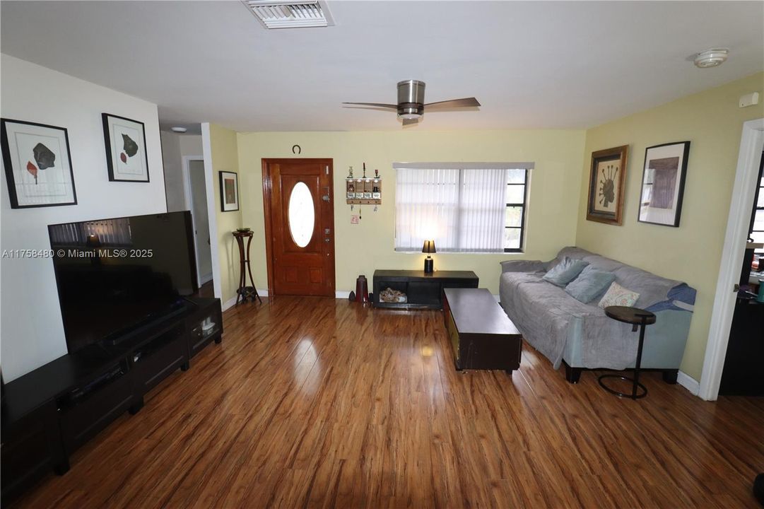 Activo con contrato: $615,000 (4 camas, 2 baños, 1357 Pies cuadrados)