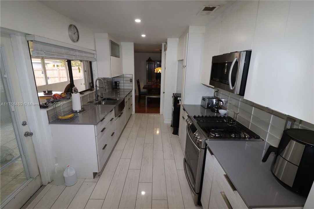 Activo con contrato: $615,000 (4 camas, 2 baños, 1357 Pies cuadrados)