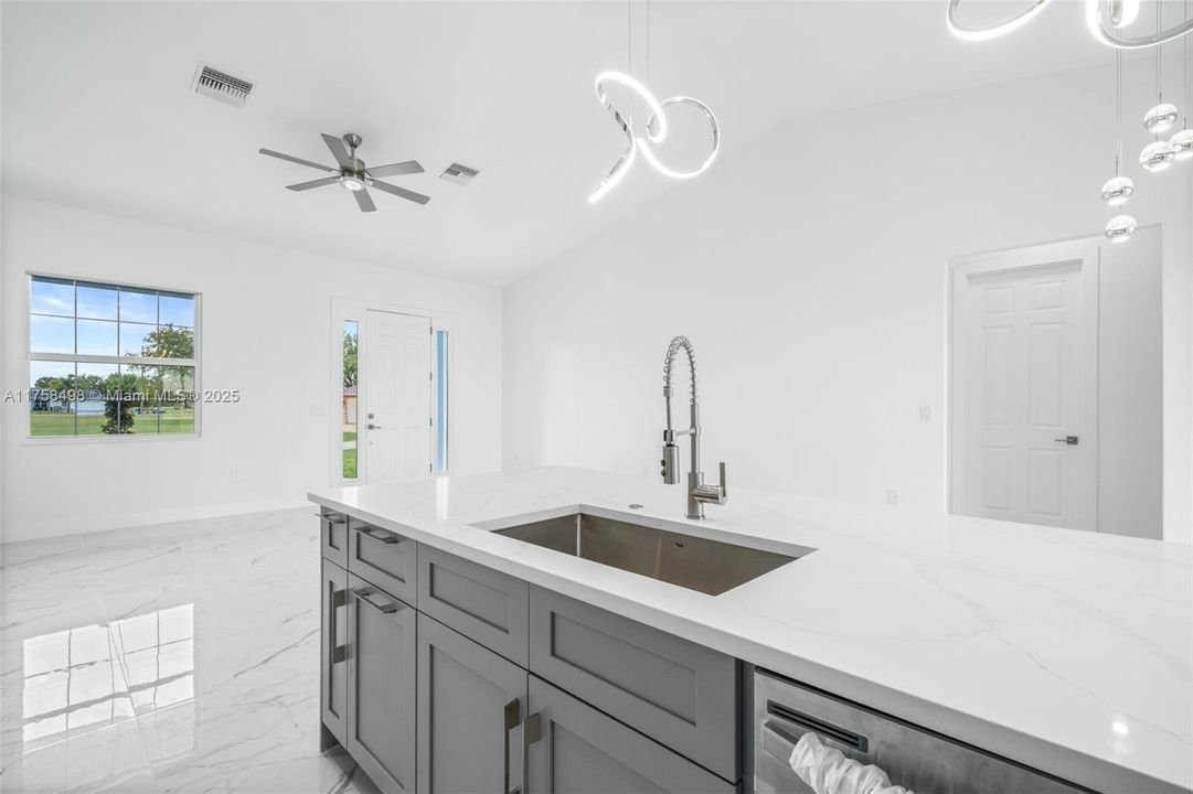 最近租的: $2,800 (3 贝兹, 3 浴室, 1916 平方英尺)