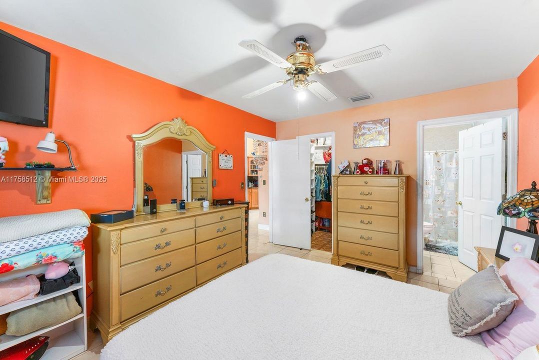 Vendido Recientemente: $499,900 (3 camas, 2 baños, 1364 Pies cuadrados)