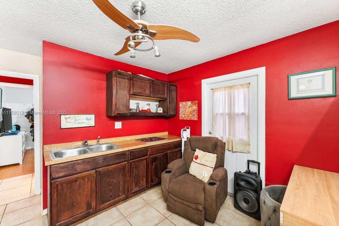 Vendido Recientemente: $499,900 (3 camas, 2 baños, 1364 Pies cuadrados)