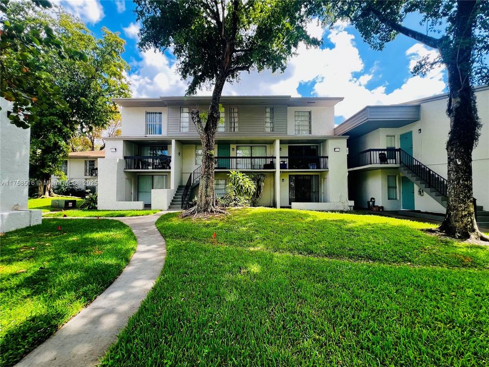 For Sale: $175,000 (1 beds, 1 baths, 800 Square Feet)