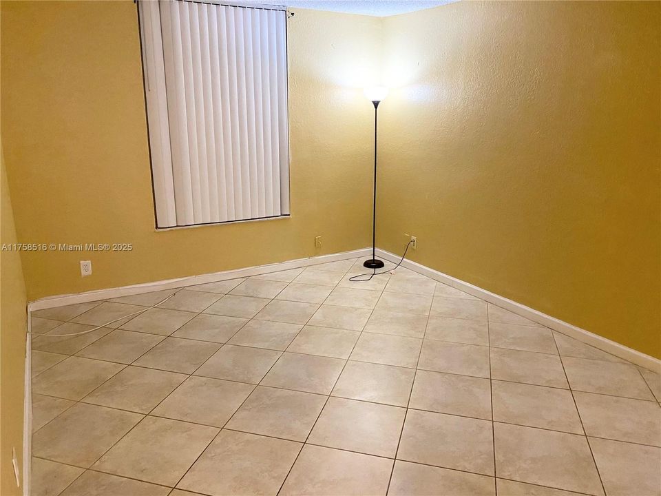 For Sale: $175,000 (1 beds, 1 baths, 800 Square Feet)