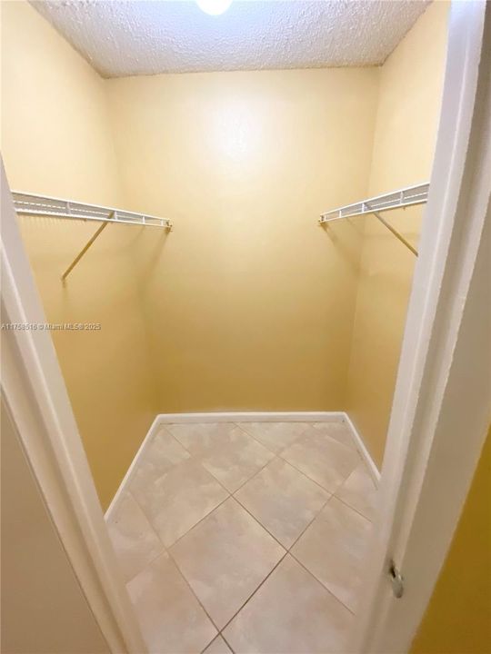 For Sale: $175,000 (1 beds, 1 baths, 800 Square Feet)